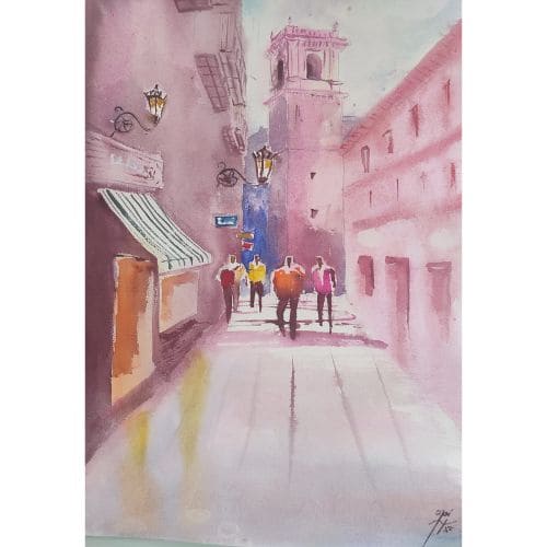 Acuarela original de 56 × 38 cm titulada Entre Sombras y Campanas, de Oki Hoyos, que representa una calle del casco histórico de Valencia con un campanario al fondo, figuras caminando, arquitectura tradicional y una paleta de rosas, violetas y azules con intensa luz mediterránea.